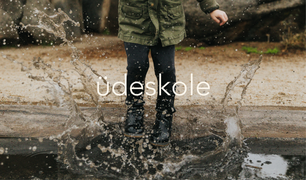 Logo of udeskole over image of child jumping in muddy puddle